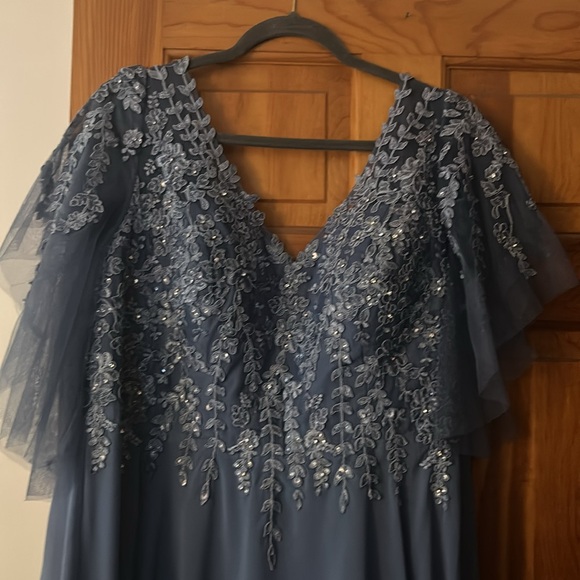 Elegant Blue Evening Gown - Picture 2 of 5